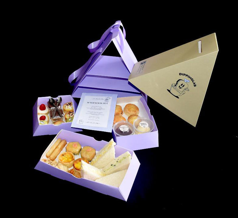 Afteroon Tea Box ; le tea time anglais chez vous ( tea sandwiches, mignardises salées, english scones, tartelettes, mignardises sucrées